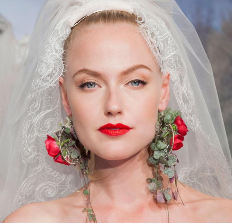 Έντονο make-up σε μάτια και χείλη; Γιατί όχι.